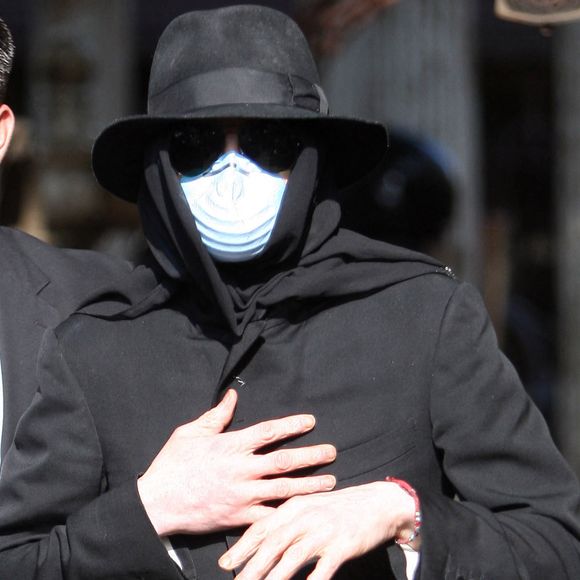 Michael Jackson achète des antiquités à Beverly Hills, CA, USA le 22 avril 2009. Le roi de la pop fait un signe de paix à ses fans en entrant dans le magasin, avec un garde du corps à ses côtés. Photo de GSI/ABACAPRESS.COM