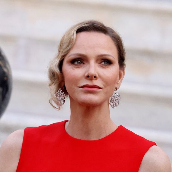 Un moment historique pour le Rocher mais surtout pour Charlene de Monaco.
La princesse Charlène de Monaco arrivant au dîner d'état en l'honneur de la visite du couple présidentiel français au palais princier à Monaco.
© Dominique Jacovides / Bestimage