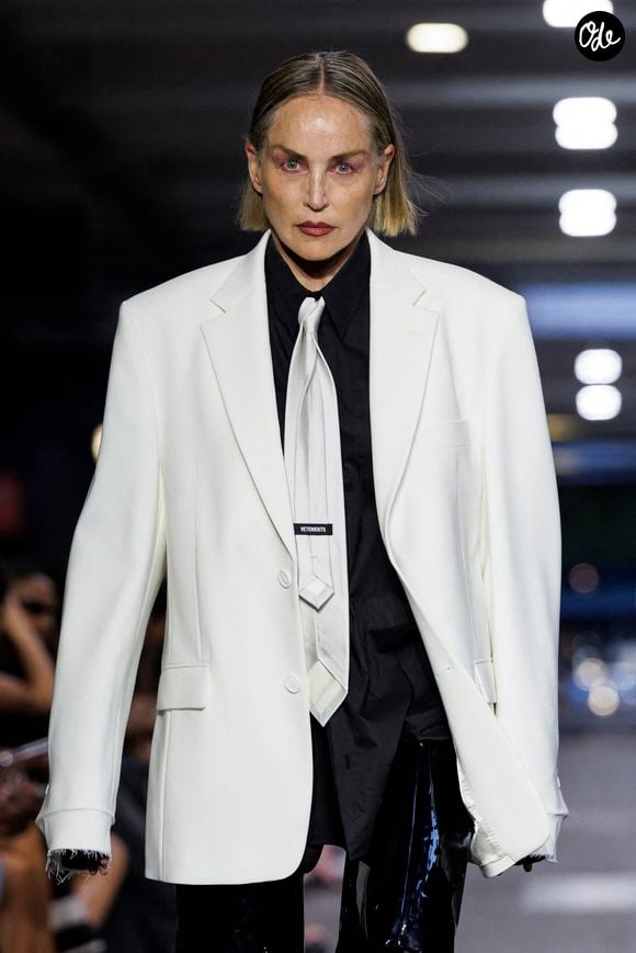 Sharon Stone a ébloui sur le podium du défilé. 

Sharon Stone lors du défilé Vêtements printemps-été 2027 dans le cadre de la Fashion Week masculine de Paris en juin 2026 - Paris, France, le 26/06/2026. DPA/ABACA