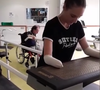 Pour réussir cette ascension complexe, elle s'entraîne très intensément avec un gilet lesté de dix kilos.

Lucie Retail, amputée des quatre membres, s'apprête à gravir une montagne.