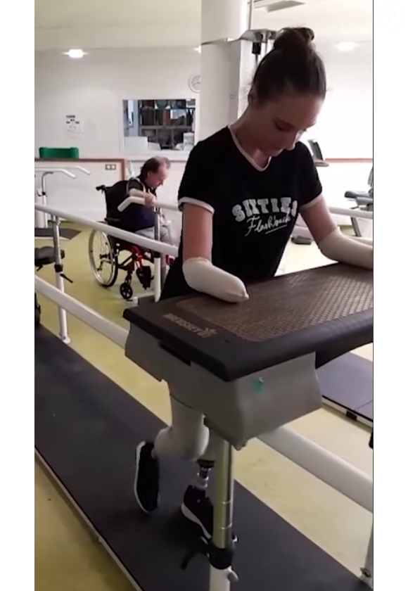 Pour réussir cette ascension complexe, elle s'entraîne très intensément avec un gilet lesté de dix kilos.

Lucie Retail, amputée des quatre membres, s'apprête à gravir une montagne.