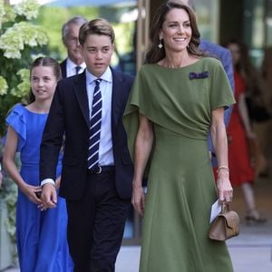Pour ce grand rendez-vous sportif, elle était entourée de son époux et de ses deux aînés : George et Charlotte.

Kate Middleton et ses enfants, le prince George and la princesse Charlotte, à Wimbledon le a 12 juillet 2026. 

© Andrew Matthews / Bestimage