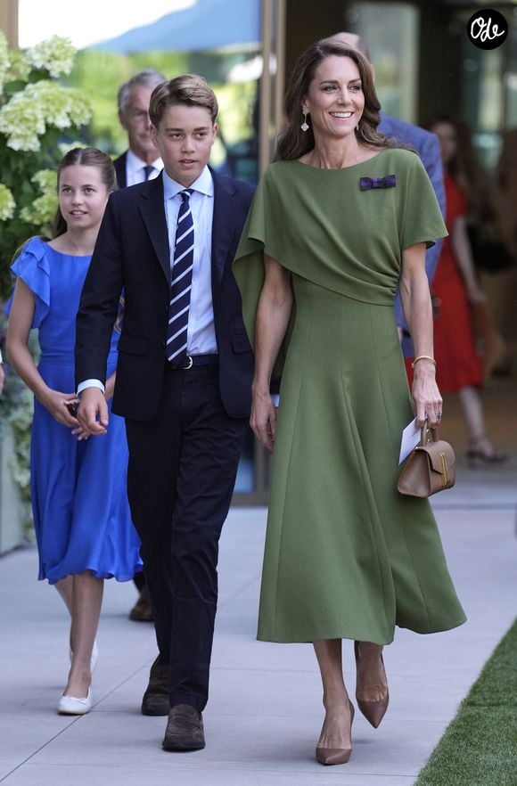 Pour ce grand rendez-vous sportif, elle était entourée de son époux et de ses deux aînés : George et Charlotte.

Kate Middleton et ses enfants, le prince George and la princesse Charlotte, à Wimbledon le a 12 juillet 2026. 

© Andrew Matthews / Bestimage