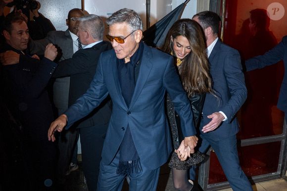 Et pour sa nouvelle communauté, il entend bien s'investir. 

George Clooney et sa femme Amal Alamuddin à la sortie du Royal Monceau après l'avant-première française du film Netflix Jay Kelly au Christine Cinéma Club à Paris, France, le 24 novembre 2025. © Yoann Ouahcene/Bestimage