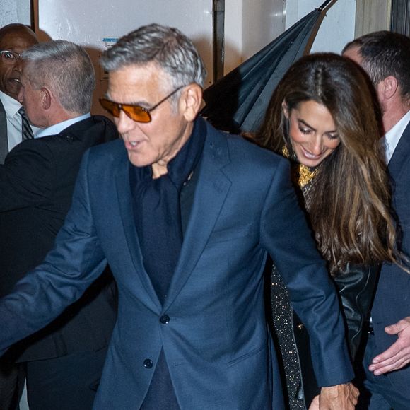 Et pour sa nouvelle communauté, il entend bien s'investir. 

George Clooney et sa femme Amal Alamuddin à la sortie du Royal Monceau après l'avant-première française du film Netflix Jay Kelly au Christine Cinéma Club à Paris, France, le 24 novembre 2025. © Yoann Ouahcene/Bestimage