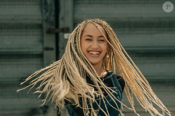 En parallèle de ces changements alimentaires qui lui demandent des efforts, elle s'astreint à de bonnes nuits de sommeil et s'entraîne intensivement en courant tout en chantant.

Monroe, Instagram