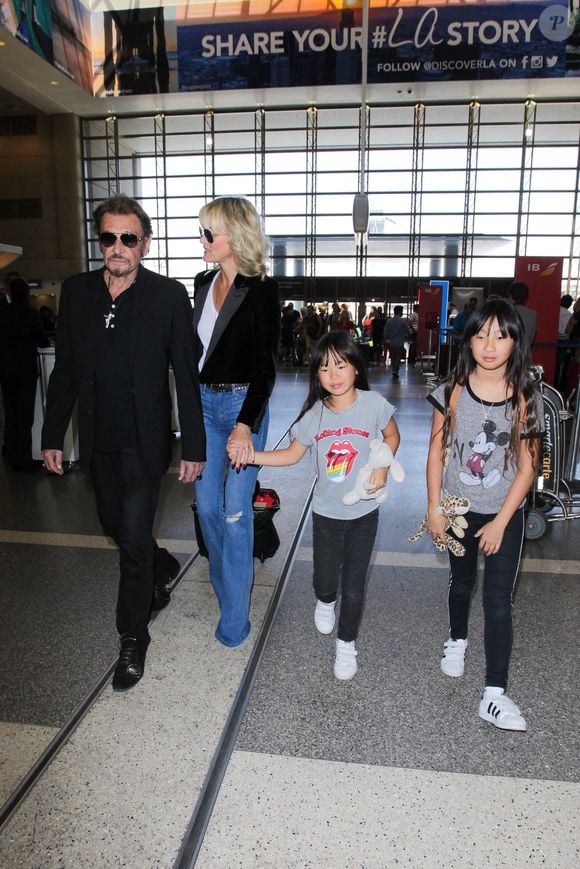 Le chanteur et acteur français Johnny Hallyday se dirige vers un vol à l'aéroport de Los Angeles avec sa femme Laeticia Hallyday et leurs deux filles Jade et Joy. Los Angeles, CA, USA, 25 juin 2016. Photo by GSI/ABACAPRESS.COM