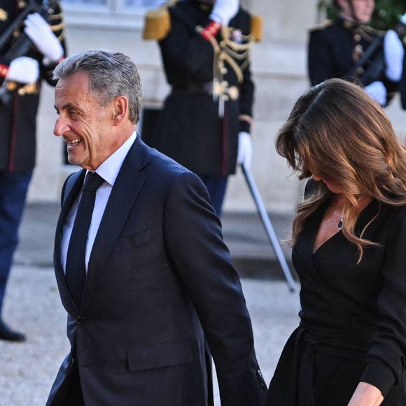 L'ancien président français Nicolas Sarkozy et son épouse, la chanteuse italo-française Carla Bruni-Sarkozy, arrivent à l'Élysée, à Paris, le 2 juin 2026, pour un dîner d'État organisé dans le cadre de la visite du président rwandais. Photo de Firas Abdullah/ABACAPRESS.COM