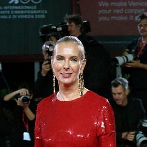 Carole Bouquet a attiré tous les regards dans une spectaculaire robe rouge à sequins.

Carole Bouquet assiste à la projection du film « Un Bon Avocat » dans le cadre du 83e Festival international du film de Venise, au Palazzo del Casino, le 11 septembre 2026 à Venise, en Italie.  

Photo par Rocco Spaziani/UPI/ABACAPRESS.COM