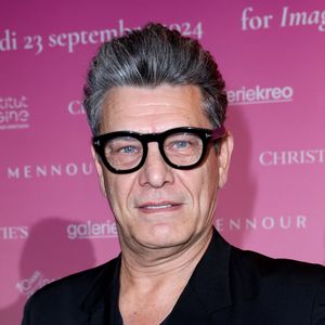 Marc Lavoine - Soirée de gala "Heroes for Imagine" qui a permis de récolter dix millions d'euros au profit de la recherche contre les maladies génétiques à Paris le 23 septembre 2024.
Depuis sa création en 2015, ce gala organisé tous les deux ans au cœur de l’Institut, propose à la vente des œuvres et des moments d’exception uniques pour soutenir les chercheurs et médecins de l’Institut Imagine, qui œuvrent au quotidien pour comprendre et guérir les maladies génétiques.
Cette vente caritative est fondamentale pour l’avenir d’Imagine. Elle permet d’accélérer ses grands projets stratégiques, de conforter son attractivité, et de répondre aux besoins de la recherche en termes d’équipements et de technologies de pointe, comme en recrutement de talents.
En quatre éditions, HEROES for Imagine a permis de lever plus de 22 millions d’euros.
Et 2024 est une année toute particulière pour l’Institut Imagine qui fête ses 10 ans mais aussi la cinquième édition d’Heroes, actuellement en pleine préparation !
"Grâce à Heroes, la recherche sur les maladies génétiques s'accélère, quels que soient les obstacles, au bénéfice des enfants malades et de leurs familles. Avec virtuosité et engagement, les chercheurs et les médecins de l'Institut Imagine, pratiquent la meilleure science d'aujourd'hui pour inventer la meilleure médecine de demain"

© Dominique Jacovides / Bestimage