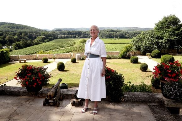 Les cuvées comme le “Château de Cayx”, “La Cigaralle” et le “Rosé du Prince” sont proposées à la vente.

Rendez-vous avec la reine Margrethe II de Danemark dans son château de Cayx, près de Cahors le 16 août 2018. 
© Patrick Bernard / Bestimage