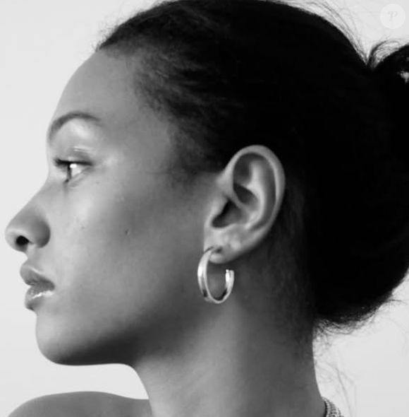 "Mon premier enfant. Ma précieuse. Que ce nouvel âge puisse t’offrir le plus beau. Tu mérites le monde et bien plus encore. Je t'aime", a écrit Hélène Sy sur la Toile pour mettre à l'honneur la jeune femme. (Capture d'écran Instagram - 2025).