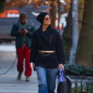 EXCLUSIF - New York, NY - Katie Holmes a été aperçue lors d'une promenade matinale le jour de son 46e anniversaire, dans une tenue décontractée et chic.