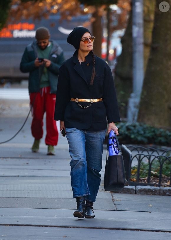 EXCLUSIF - New York, NY - Katie Holmes a été aperçue lors d'une promenade matinale le jour de son 46e anniversaire, dans une tenue décontractée et chic.