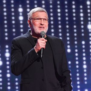 Laurent Ruquier présente le spectacle "Anne Roumanoff & Co s'amusent" à l'Olympia de Paris le 4 décembre 2022. © Coadic guirec/Bestimage