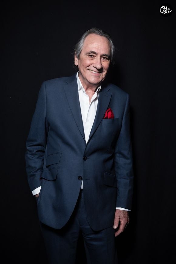Philippe Lavil en backstage de l'enregistrement de l'émission "La Boîte à secrets", présentée par F.Bollaert et diffusée le 9 janvier 2026 sur France 3, dans les studios du Lendit à Saint-Denis, France, le 2 décembre 2025. © Cyril Moreau/Bestimage