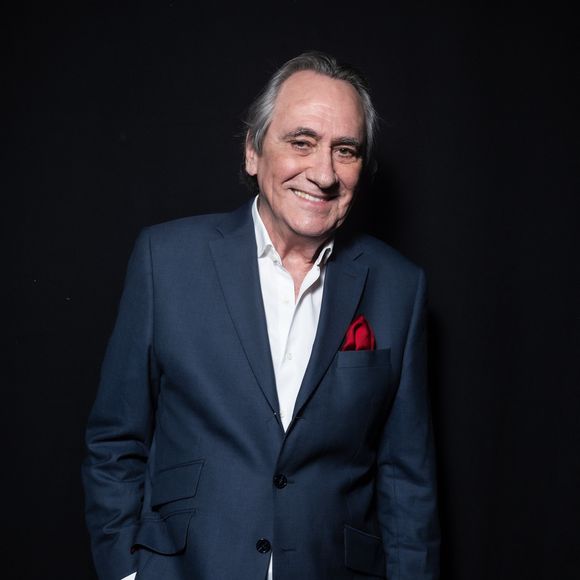 Philippe Lavil en backstage de l'enregistrement de l'émission "La Boîte à secrets", présentée par F.Bollaert et diffusée le 9 janvier 2026 sur France 3, dans les studios du Lendit à Saint-Denis, France, le 2 décembre 2025. © Cyril Moreau/Bestimage