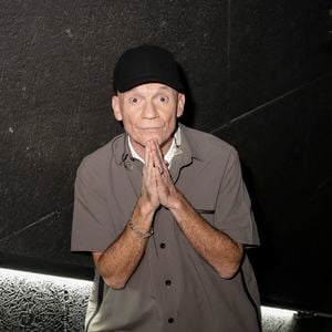 Gaetan Roussel en backstage de l'enregistrement de l'émission "La fête de la chanson française - 20 ans d'émotions" présentée par L.Thilleman et A.Manoukian, et diffusée le 17 avril sur France 3 à Paris, France, le 9 décembre 2025. © Jack Tribeca/Bestimage
