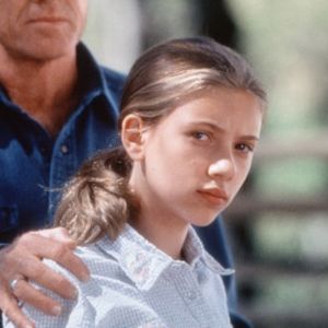 Elle a notamment salué sa patience et sa manière de l'aider à comprendre son personnage.

Robert Redford et Scarlett Johansson dans L'Homme qui murmurait à l'oreile des chevaux.
GBVI