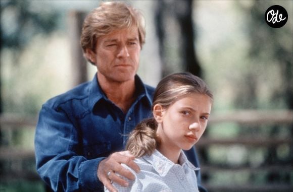 Elle a notamment salué sa patience et sa manière de l'aider à comprendre son personnage.

Robert Redford et Scarlett Johansson dans L'Homme qui murmurait à l'oreile des chevaux.
GBVI