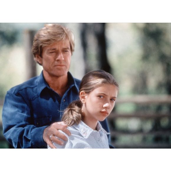 Elle a notamment salué sa patience et sa manière de l'aider à comprendre son personnage.

Robert Redford et Scarlett Johansson dans L'Homme qui murmurait à l'oreile des chevaux.
GBVI