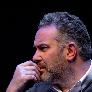 L’animateur avait été contraint de s’éloigner des plateaux suite à une mauvaise chute ayant entraîné une fracture de l’épaule gauche.

Bruce Toussaint participe à la Table Ronde "Ecrire à visage découvert" à l'amphi Opéra, lors de la 22ème édition du festival Quais du Polar à Lyon le 03 avril 2026. 

© Sandrine Thesillat/Psnewz/Bestimage