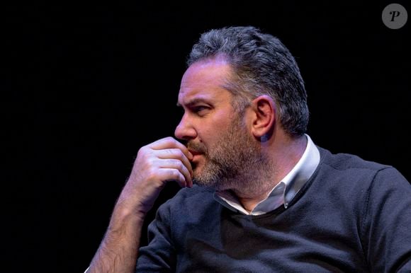 L’animateur avait été contraint de s’éloigner des plateaux suite à une mauvaise chute ayant entraîné une fracture de l’épaule gauche.

Bruce Toussaint participe à la Table Ronde "Ecrire à visage découvert" à l'amphi Opéra, lors de la 22ème édition du festival Quais du Polar à Lyon le 03 avril 2026. 

© Sandrine Thesillat/Psnewz/Bestimage
