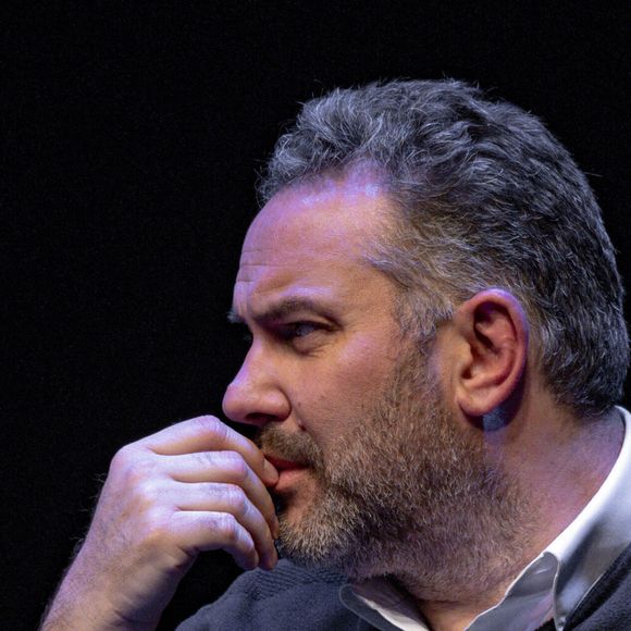 L’animateur avait été contraint de s’éloigner des plateaux suite à une mauvaise chute ayant entraîné une fracture de l’épaule gauche.

Bruce Toussaint participe à la Table Ronde "Ecrire à visage découvert" à l'amphi Opéra, lors de la 22ème édition du festival Quais du Polar à Lyon le 03 avril 2026. 

© Sandrine Thesillat/Psnewz/Bestimage