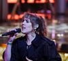 "Il paraît que ça n’a jamais été fait !", s'est félicitée la chanteuse d’"Éblouie par la nuit", face à Nagui, sur le plateau de l'émission de France Télévisions, a repéré "Gala".

Zaz lors de la soirée de lancement de la 39e édition du Téléthon sur France 3 aux Studios du Lendit à Saint-Denis, France, le 5 décembre 2025. © Anne-Sophie Guebey/Bestimage