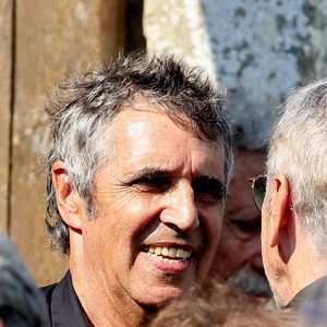 Julien Clerc et Alain Chamfort aux obsèques civiles du journaliste Gérard Leclerc au cimetière des Trois-Moutiers à Loudun, dans la Vienne, France, le 24 août 2023; dont son père avait longtemps été le maire et où il avait lui-même siégé au conseil municipal. Le journaliste est mort dans un accident d'avion touristique qui s'est écrasé le 15 août. © Dominique Jacovides/Bestimage