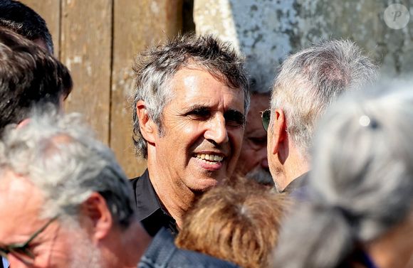Julien Clerc et Alain Chamfort aux obsèques civiles du journaliste Gérard Leclerc au cimetière des Trois-Moutiers à Loudun, dans la Vienne, France, le 24 août 2023; dont son père avait longtemps été le maire et où il avait lui-même siégé au conseil municipal. Le journaliste est mort dans un accident d'avion touristique qui s'est écrasé le 15 août. © Dominique Jacovides/Bestimage