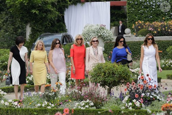 Akie Abe, la femme du premier ministre du Japon, Malgorzata Tusk, la femme du président du conseil de l'europe, Jenny Morrison, la femme du premier ministre de l'Australie, Brigitte Macron, Cecilia Morel, femme du président du Chili, Adele Malpass, femme du président du groupe de la banque mondiale, Melania Trump - Brigitte Macron et les conjoints visitent la ville de Espelette en marge du sommet du G7 à Biarritz le 25 août 2019.

© Thibaud Moritz / Pool / Bestimage