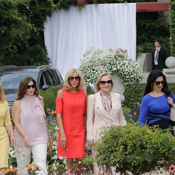Akie Abe, la femme du premier ministre du Japon, Malgorzata Tusk, la femme du président du conseil de l'europe, Jenny Morrison, la femme du premier ministre de l'Australie, Brigitte Macron, Cecilia Morel, femme du président du Chili, Adele Malpass, femme du président du groupe de la banque mondiale, Melania Trump - Brigitte Macron et les conjoints visitent la ville de Espelette en marge du sommet du G7 à Biarritz le 25 août 2019.

© Thibaud Moritz / Pool / Bestimage