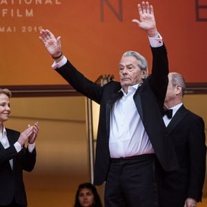Alain Delon (avec un badge Paris Match d'une ancienne couverture du magazine titrant "Alain Delon, mes deux amours, Rosalie et Anouchka) - Montée des marches du film "A Hidden Life" lors du 72ème Festival International du Film de Cannes. Le 19 mai 2019
© Jacovides-Moreau / Bestimage