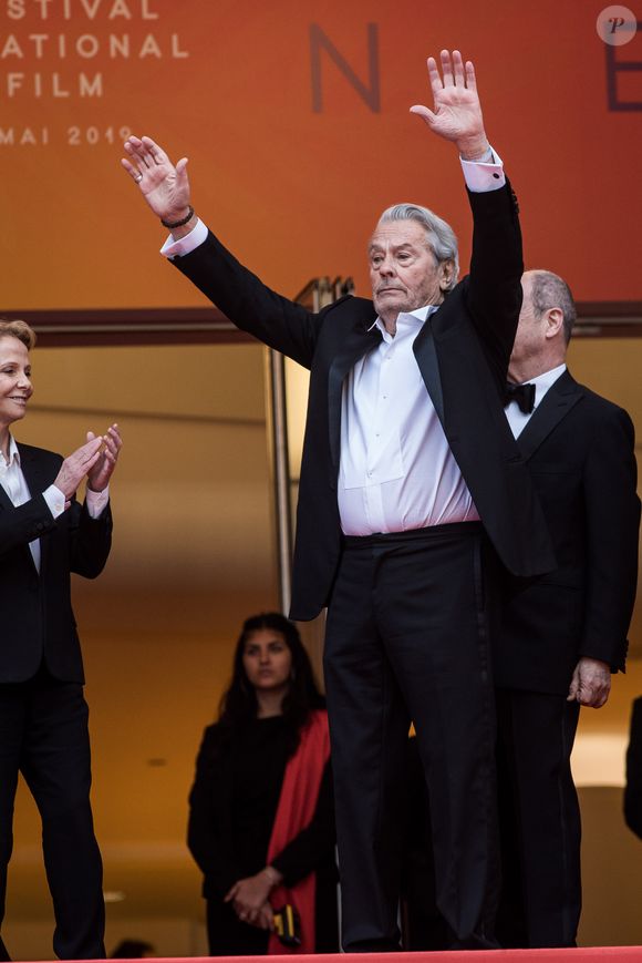 Alain Delon (avec un badge Paris Match d'une ancienne couverture du magazine titrant "Alain Delon, mes deux amours, Rosalie et Anouchka) - Montée des marches du film "A Hidden Life" lors du 72ème Festival International du Film de Cannes. Le 19 mai 2019
© Jacovides-Moreau / Bestimage