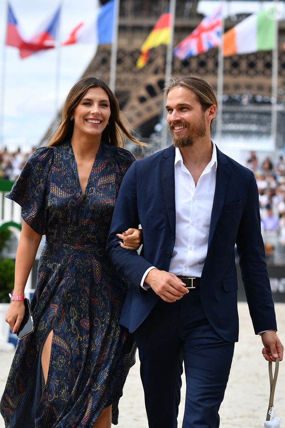 Camille Cerf, miss France 2015 et ambassadrice LPEJ 2022 et son compagnon Théo Fleury - Reconnaissance des invités people du prix Saint Laurent Eiffel Challenge lors du "Longines Paris Eiffel Jumping" au Champ de Mars à Paris le 26 juin 2022

© Gorassini / Perusseau / Tribeca / Bestimage