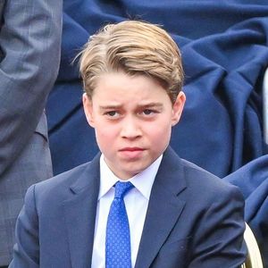 Kate Middleton a fait une adorable surprise à ses trois enfants, surtout au prince George. 

Des membres de la famille royale britannique assistent à un défilé militaire marquant le 80e anniversaire de la Victoire en Europe et rendant hommage à ceux qui ont servi pendant la Seconde Guerre mondiale. Photo par Backgrid UK/ Bestimage