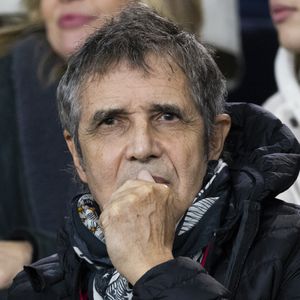 Julien Clerc dans les tribunes lors du match de ligue des champions entre le PSG et l'AC Milan au Parc des Princes à Paris. Cyril Moreau/Bestimage