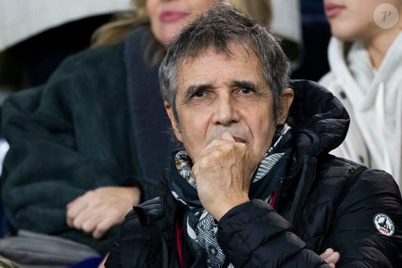 Julien Clerc dans les tribunes lors du match de ligue des champions entre le PSG et l'AC Milan au Parc des Princes à Paris. Cyril Moreau/Bestimage