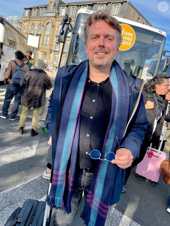 Alex Vizorek à son arrivée à la gare pour la 42ème Foire du livre de Brive, à Brive-la-Gaillarde, FRance, le 8 novembre 2024. © Fabien Faure/Bestimage