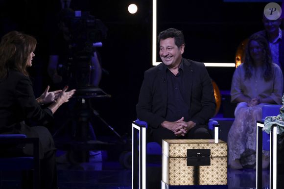 Exclusif - Laurent Gerra et Faustine Bollaert lors de l'enregistrement de l'émission "La Boîte à secrets", présentée par F.Bollaert et diffusée le 10 octobre 2025 sur France 3, dans les studios du Lendit à Saint-Denis, Seine Saint-Denis, France, le 22 septembre 2025. © Jack Tribeca/Bestimage