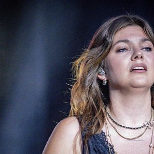 Esmée semble déjà attirée par le monde artistique et rêve de devenir actrice et chanteuse.

Louane se produit sur la scène du festival "Printemps de Pérouges" au château de Saint-Maurice-de-Rémens (01 - France) le 28/06/2026. © Sandrine Thesillat/Psnewz/Bestimage