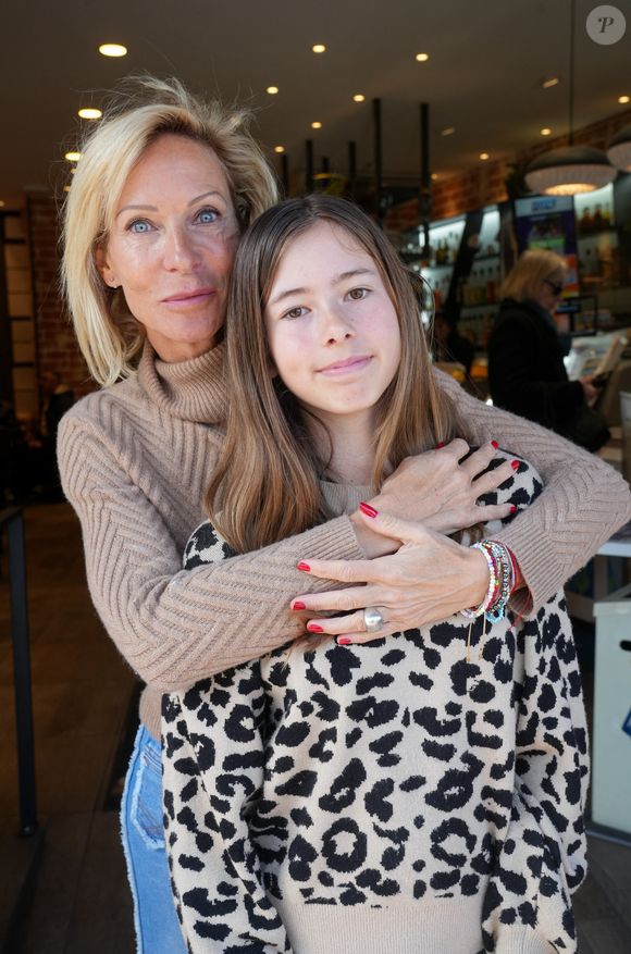 Rebecca Hampton et sa fille Eléa - 4ème édition du Festival séries télé films théâtre "Festi'Aubagne" à Aubagne le 28 mars 2026. © Anne-Sophie Guebey/Bestimage