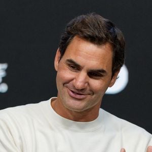 Le 15 janvier 2026 : Le Suisse Roger Federer s'exprime lors d'une conférence de presse avant sa participation à la cérémonie d'ouverture où il jouera contre d'autres anciens vainqueurs de l'Open d'Australie 2026 à Melbourne, en Australie. Sydney Low/Cal Sport Media (Credit Image : ? Sydney Low/CSM via ZUMA Press / Bestimage Wire / Bestimage)