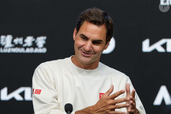 Le 15 janvier 2026 : Le Suisse Roger Federer s'exprime lors d'une conférence de presse avant sa participation à la cérémonie d'ouverture où il jouera contre d'autres anciens vainqueurs de l'Open d'Australie 2026 à Melbourne, en Australie. Sydney Low/Cal Sport Media (Credit Image : ? Sydney Low/CSM via ZUMA Press / Bestimage Wire / Bestimage)
