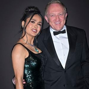 Salma Hayek et son mari François-Henri Pinault - Photocall du dîner "Women In Motion, Kering", Place de la Castre lors du 78ème Festival International du Film de Cannes le 18 mai 2025. © Olivier Borde/Bestimage