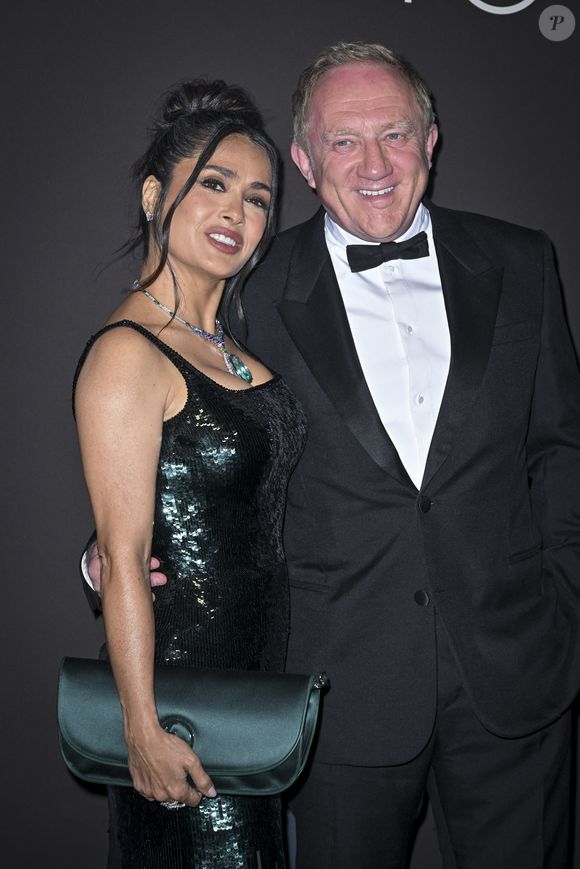 Salma Hayek et son mari François-Henri Pinault - Photocall du dîner "Women In Motion, Kering", Place de la Castre lors du 78ème Festival International du Film de Cannes le 18 mai 2025. © Olivier Borde/Bestimage