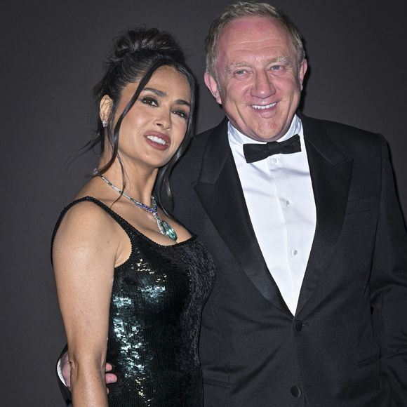 Salma Hayek et son mari François-Henri Pinault - Photocall du dîner "Women In Motion, Kering", Place de la Castre lors du 78ème Festival International du Film de Cannes le 18 mai 2025. © Olivier Borde/Bestimage