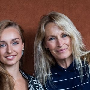 Estelle Lefebure et sa fille Emma Smet au village des Internationaux de Tennis de Roland Garros à Paris, le 6 juin 2018.
© Cyril Moreau/Bestimage