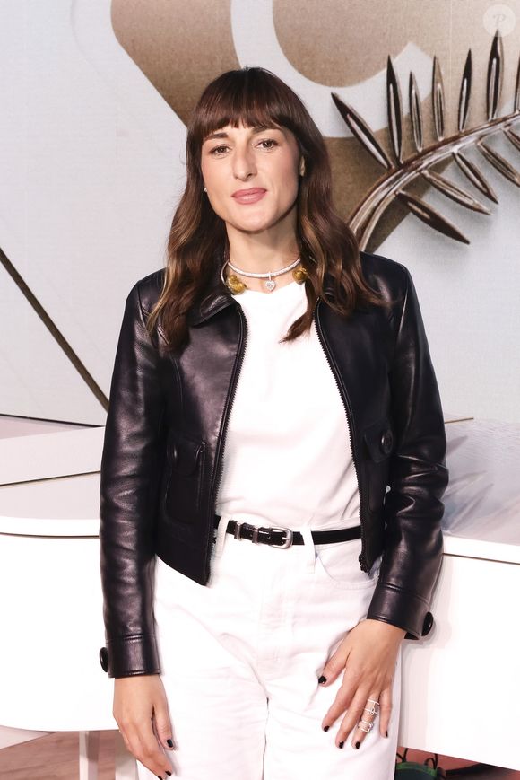 Et dans lequel il donne la réplique à Juliette Armanet 

Exclusif - Juliette Armanet pose en backstage de l'émission "C à vous" lors du 78ème Festival International du Film de Cannes le 14 mai 2025. © Jack Tribeca / Bestimage